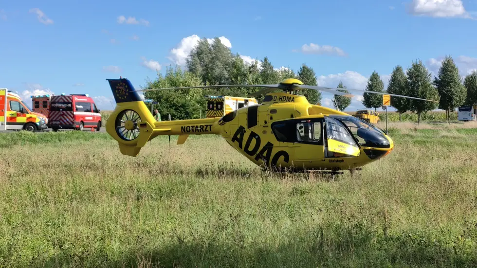 Ein Hubschrauber musste den schwer verletzten Transporter-Fahrer in ein Krankenhaus fliegen. 