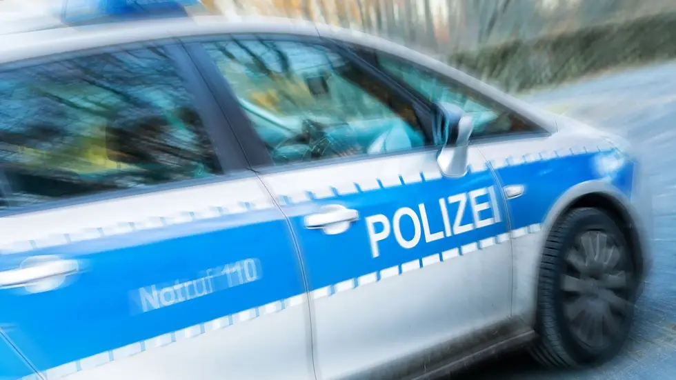 Im Chemnitzer Yorckgebiet ist eine 82-jährige Fußgängerin bei einem Zusammenstoß mit einem Elektrorollstuhl schwer verletzt worden.