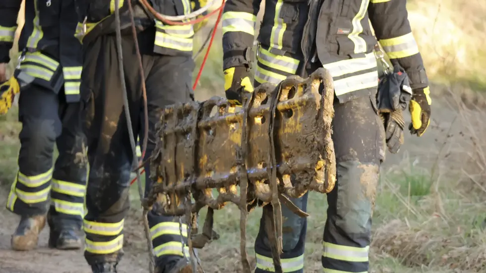 Die Chemnitzer Feuerwehr musste gestern zwei Männer bergen, die in einem der Schönauer Teichen steckengeblieben waren.