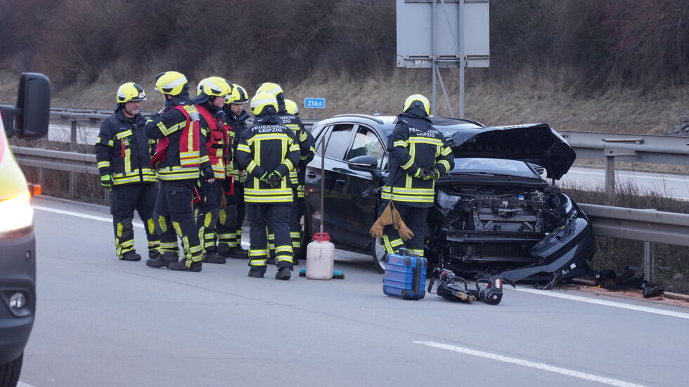 Rettungskräfte an einem der beteiligten Fahrzeuge. Rettungskräfte an einem der beteiligten Fahrzeuge.
