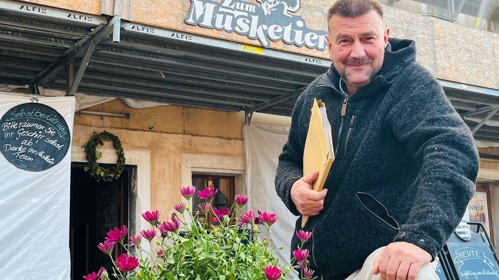 Gastronom und Hotelier Sven-Erik Hitzer vor dem Gewölberestaurant "Musketier", das zu DDR-Zeiten Broiler-Bar hieß Gastronom und Hotelier Sven-Erik Hitzer vor dem Gewölberestaurant "Musketier", das zu DDR-Zeiten Broiler-Bar hieß