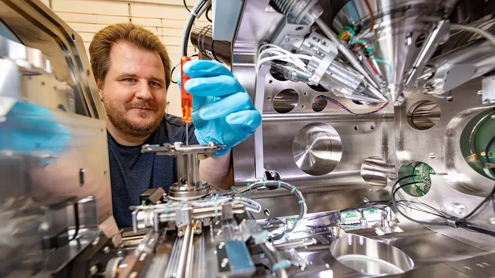 Nathanael Jöhrmann, wissenschaftlicher Mitarbeiter der Professur Werkstoffe und Zuverlässigkeit mikrotechnischer Systeme, bereitet im TEM-Zentrum eine Materialuntersuchung in einer Ionenfeinstrahlanlage vor. Nathanael Jöhrmann, wissenschaftlicher Mitarbeiter der Professur Werkstoffe und Zuverlässigkeit mikrotechnischer Systeme, bereitet im TEM-Zentrum eine Materialuntersuchung in einer Ionenfeinstrahlanlage vor.