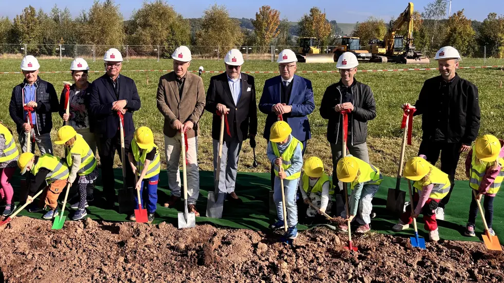 Kita-Kinder aus Reinsdorf halfen kräftig mit beim ersten Spatenstich.