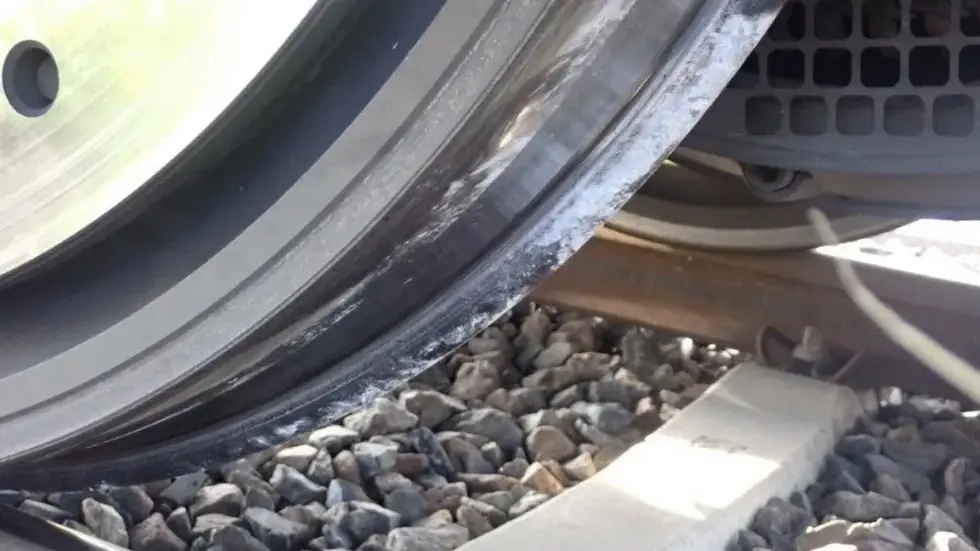 An den Rädern des Zuges sieht man noch die Reste einer zermalmten Platte. An den Rädern des Zuges sieht man noch die Reste einer zermalmten Platte.