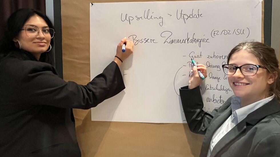 Loreen Dodke (li.) aus Bautzen und Michelle Metzger aus Leipzig sind die besten Jugend-Hotelfachfrauen des Freistaates Loreen Dodke (li.) aus Bautzen und Michelle Metzger aus Leipzig sind die besten Jugend-Hotelfachfrauen des Freistaates