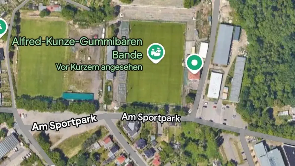 Das Geheimnis scheint gelüftet: Hier unter dem Fußballstadion von Chemie Leipzig wohnt also die Gummibärenbande ...