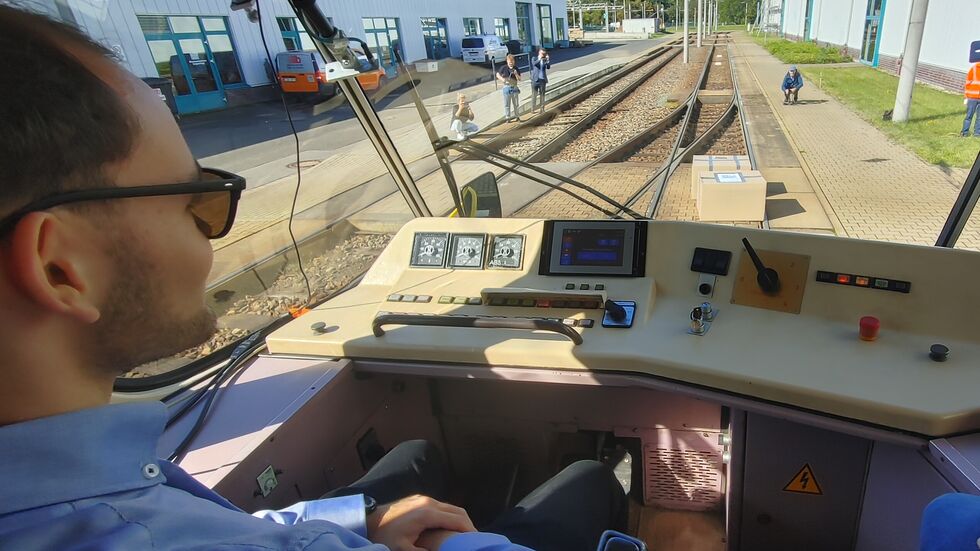 Straßenbahnfahrer Florian Schwind bewegt nicht einen Finger, drückt kein Pedal. Er ist mit der Tatra-Auto-Tram unterwegs.