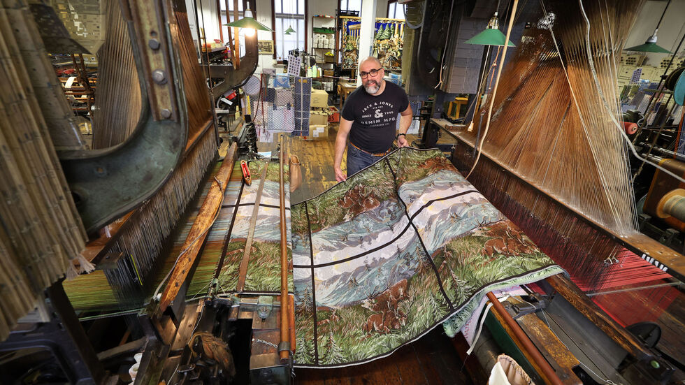 Webermeister Thomas Zinke beim Herstellen der Wandteppiche, aus denen die Hirschbeutel genäht werden. Webermeister Thomas Zinke beim Herstellen der Wandteppiche, aus denen die Hirschbeutel genäht werden.