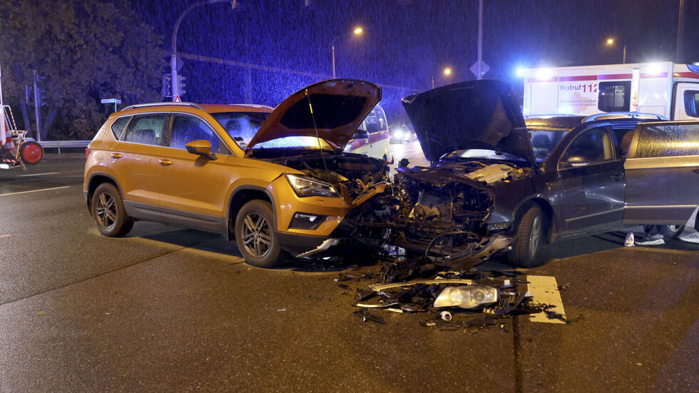 Schwerer Unfall auf dem Südring in Chemnitz: Ein 75-Jähriger missachtete die Ampel, zwei Menschen wurden verletzt. 