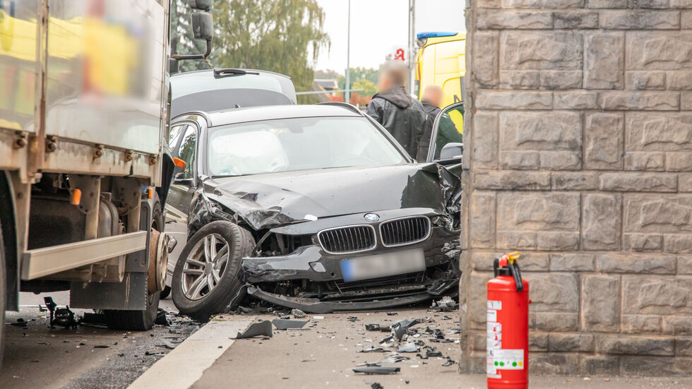 Der BMW ist nach dem Unfall Schrott. Der Fahrer blieb unverletzt. Der BMW ist nach dem Unfall Schrott. Der Fahrer blieb unverletzt.