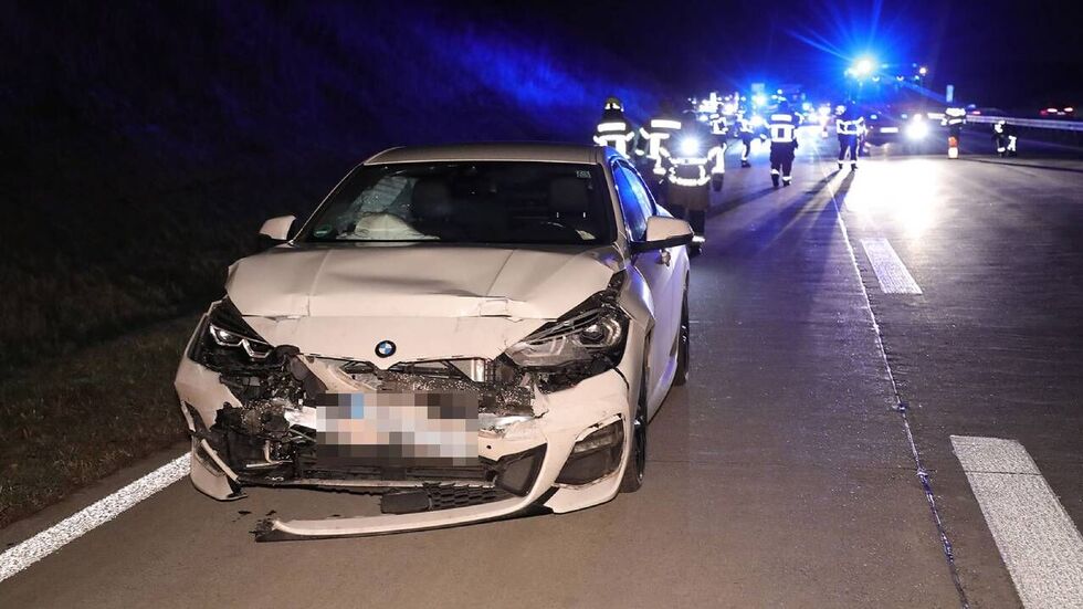 Der BMW krachte auf einen Laster. Der BMW krachte auf einen Laster.