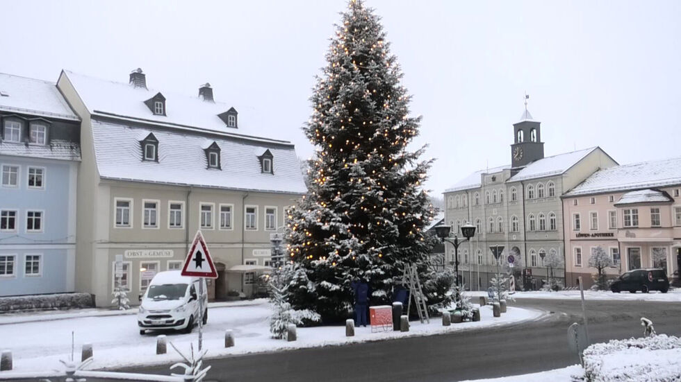 Mittwochfrüh kamen die Lichter an den Zwönitzer Baum. Mittwochfrüh kamen die Lichter an den Zwönitzer Baum.