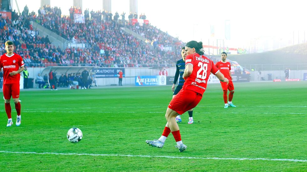 Der Nebel durch die Choreo der Fans hatte sich noch nicht verzogen, da traf Veron Dobruna schon zum 1:0. Der Nebel durch die Choreo der Fans hatte sich noch nicht verzogen, da traf Veron Dobruna schon zum 1:0.