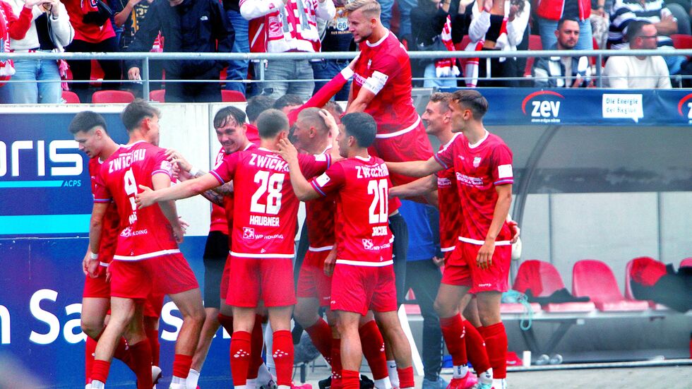 Der Jubel der Zwickauer, eine knappe Minute später trafen die Gäste zum Ausgleich. Der Jubel der Zwickauer, eine knappe Minute später trafen die Gäste zum Ausgleich.