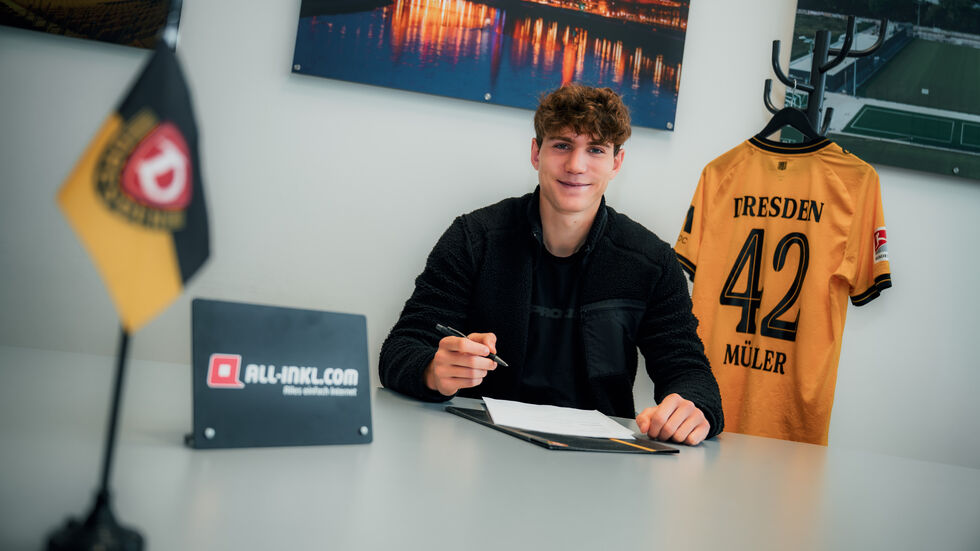 Friedrich Müller bei seiner Vertragsunterschrift Friedrich Müller bei seiner Vertragsunterschrift