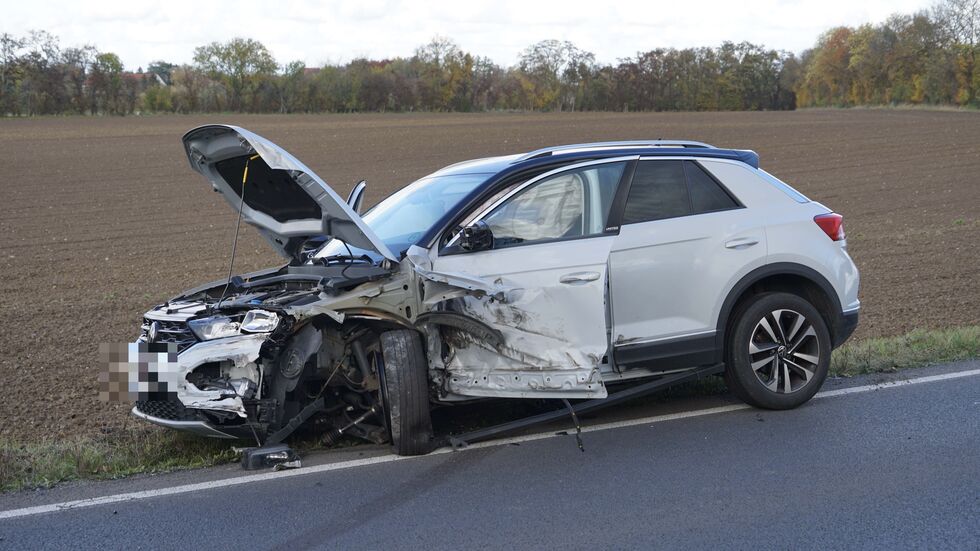 Das schwer beschädigte Auto. Das schwer beschädigte Auto.