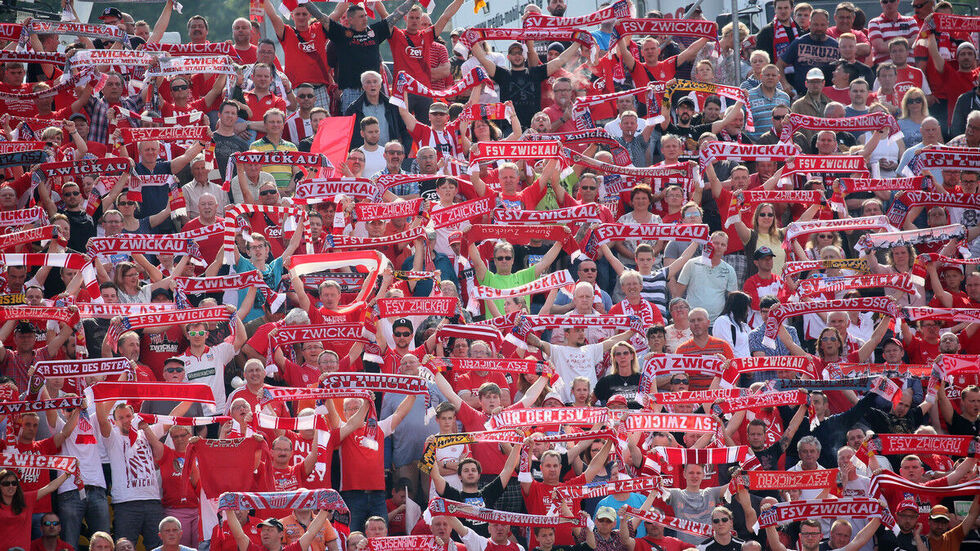Die FSV-Fans halten stolz ihren Schal in die Höhe...