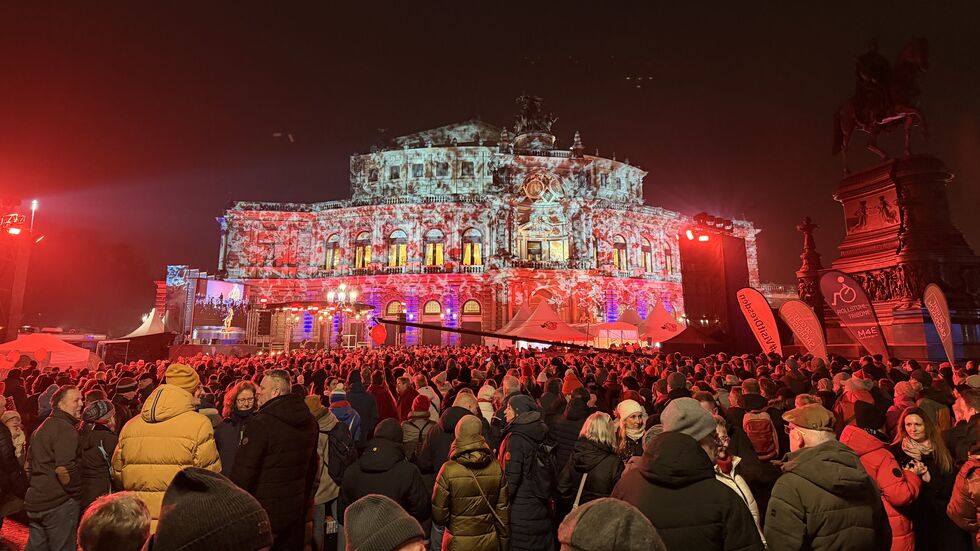 Tausende Gäste feierten in und vor der Semperoper bis spät in die Nacht