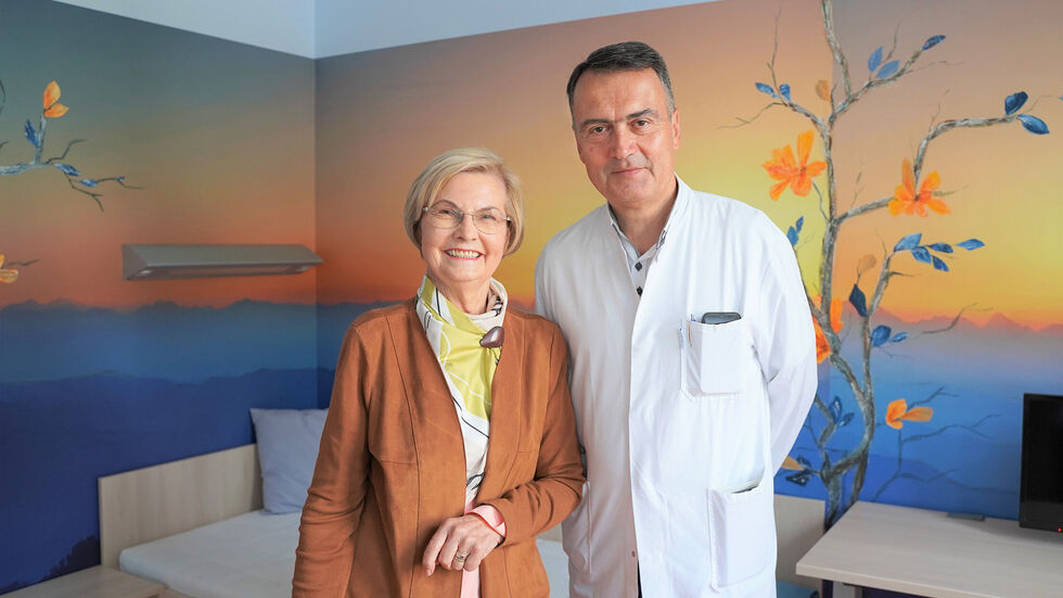 Marianne Großer an der Seite von Chefarzt Prof. Dr. med. Mathias Hänel, bei dem sie in Behandlung war.