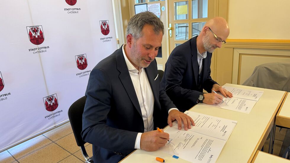 Mit ihren Unterschriften haben gestern der Oberbürgermeister der Stadt Cottbus, Tobias Schick, und der Vizepräsident für Studium und Lehre der BTU, Prof. Dr. Peer Schmidt, die Kooperation im Cottbuser Konservatorium vertraglich besiegelt.
