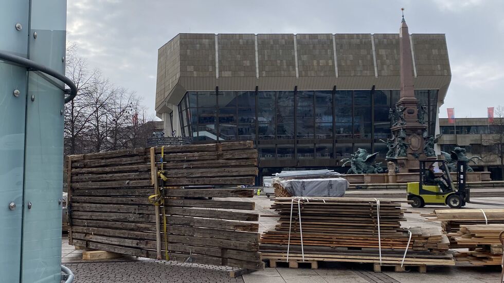 Auch die Aufbauarbeiten fürs Finnische Dorf auf dem Augustusplatz haben am Montag begonnen.