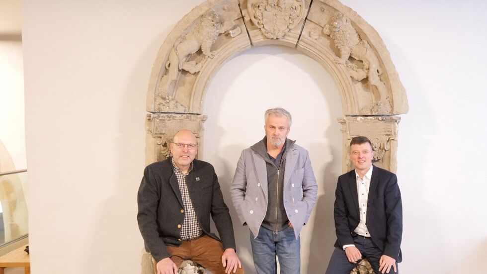 Auch OB a.d. Olaf Raschke (li.) wollte sich die Aufstellung des Portals nicht entgehen lassen. Gemeinsam mit OB Markus Renner (re.), Steinmetzmeister Christian Heerklotz (Mi.) konnte er es einweihen.