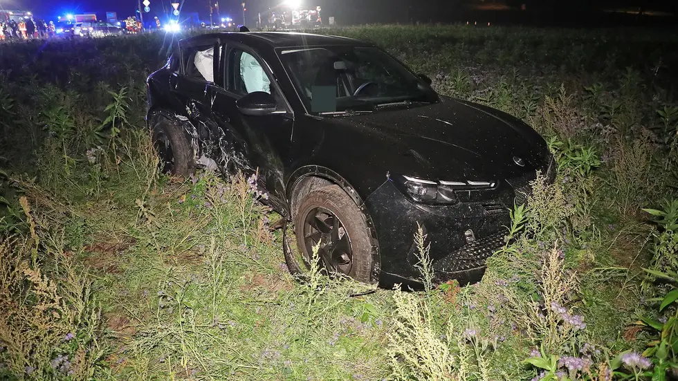 Der Alfa Romeo schleuderte durch den Straßengraben auf ein angrenzendes Feld Der Alfa Romeo schleuderte durch den Straßengraben auf ein angrenzendes Feld