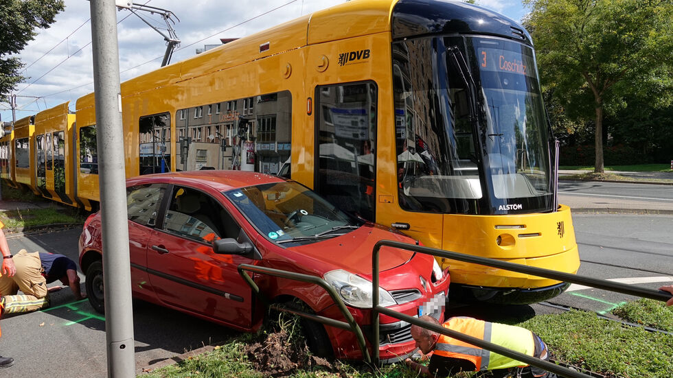 Das Auto blieb zwischen Bahn und Geländer stecken.