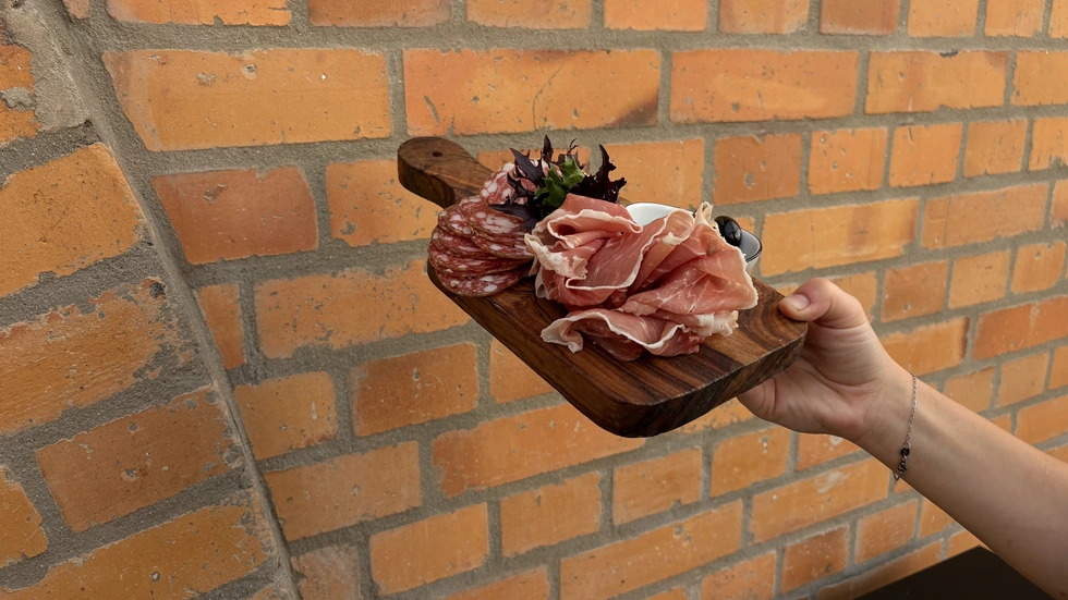 Mit viel Liebe zum Detail werden die Platten in der Salumeria zubereitet. Mit viel Liebe zum Detail werden die Platten in der Salumeria zubereitet.