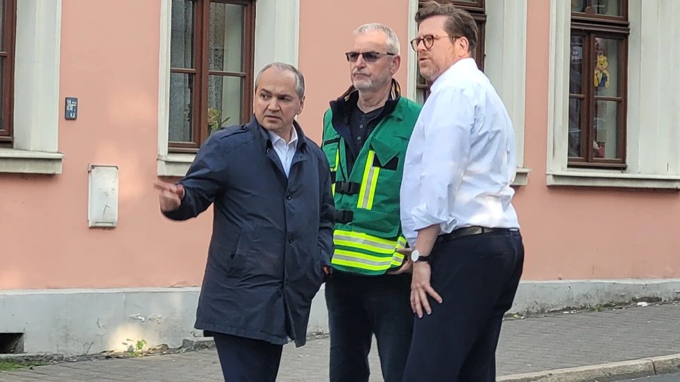 Oberbürgermeister Octavian Ursu (li.) informierte sich vor Ort über die Lage. In der Mitte Ordnungsamtsleiter Uwe Restetzki und rechts Bürgermeister Benedikt Hummel Oberbürgermeister Octavian Ursu (li.) informierte sich vor Ort über die Lage. In der Mitte Ordnungsamtsleiter Uwe Restetzki und rechts Bürgermeister Benedikt Hummel