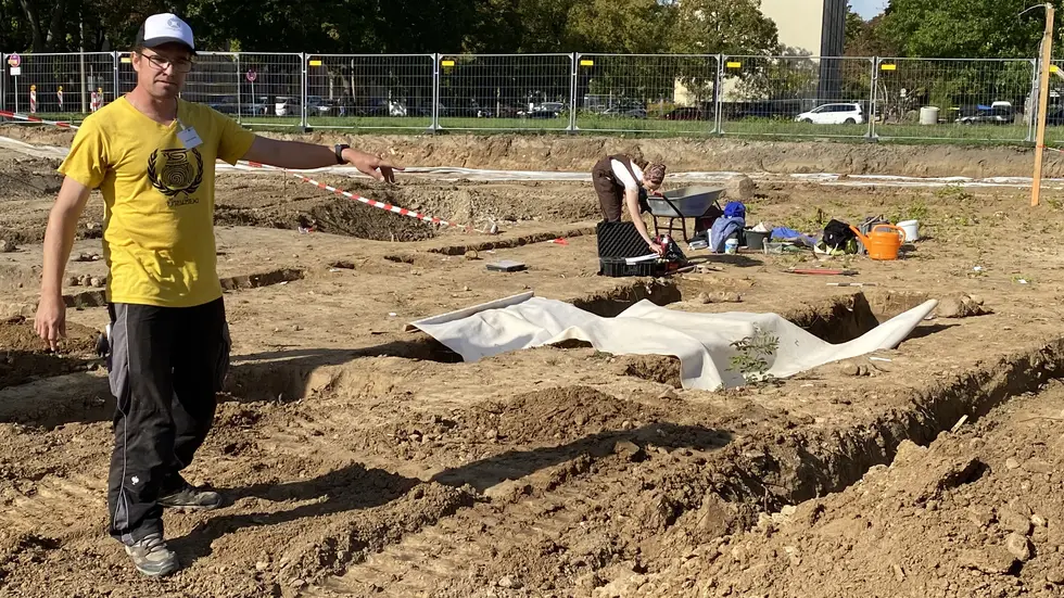 Grabungsleiter Thomas Lukas an der Fundstelle. Grabungsleiter Thomas Lukas an der Fundstelle.