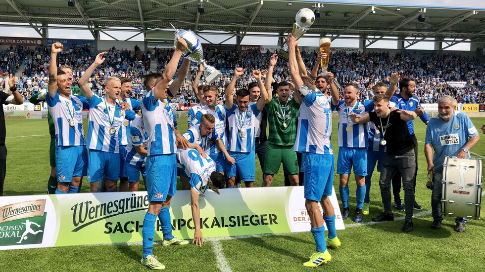 Der CFC feiert den Sieg im Sachsenpokal. Im Finale wurde Zwickau mit 2:0 geschlagen.