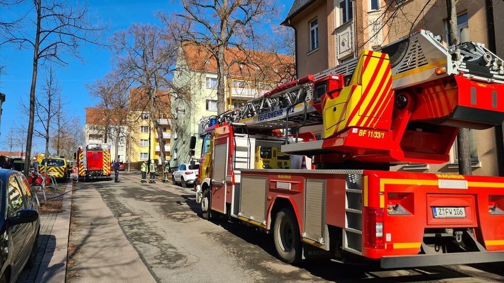 Wegen angebranntem Essen war die Feuerwehr am Dienstagmittag auf der Agricolastraße im Einsatz.