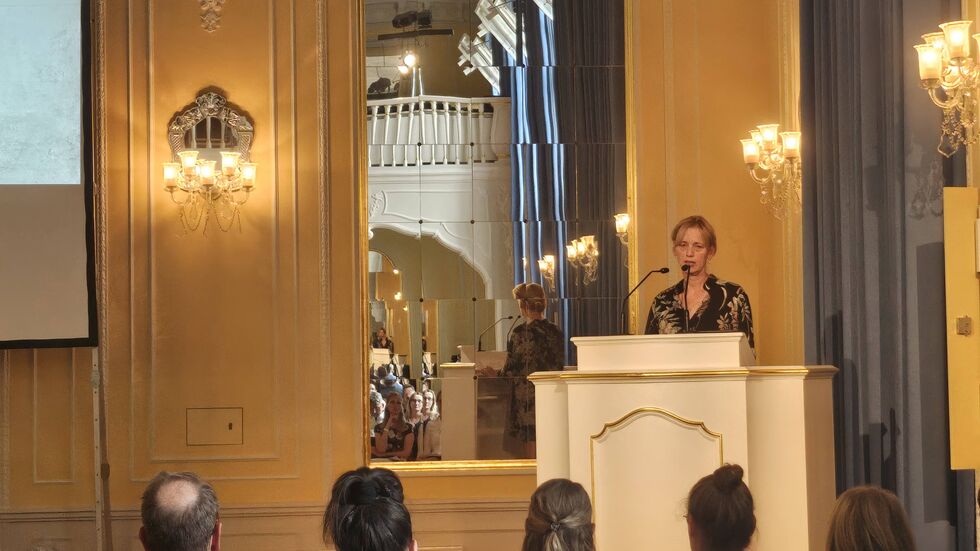 Karin Prien, Bundesbildungsministerin, beim "Handygipfel" im RoRo Gymnasium Dresden