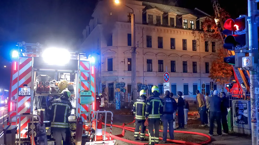 Anwohner und Rettungskräfte vor dem qualmenden Haus. Anwohner und Rettungskräfte vor dem qualmenden Haus.
