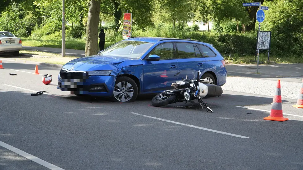 Die Unfallstelle am Freitagmorgen: Der Motorradfahrer ist dem Seat augenscheinlich vorn rechts in die Seite gekracht. Die Unfallstelle am Freitagmorgen: Der Motorradfahrer ist dem Seat augenscheinlich vorn rechts in die Seite gekracht.