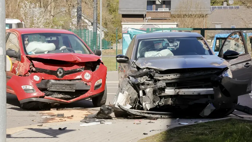 Die beiden Pkw sind nach dem heftigen Zusammenstoß nur noch Schrott. Die beiden Pkw sind nach dem heftigen Zusammenstoß nur noch Schrott.