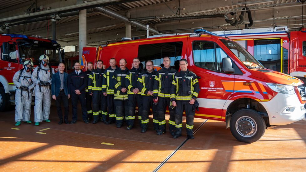 Kameraden der Meeraner Feuerwehr vor dem neuen Fahrzeug