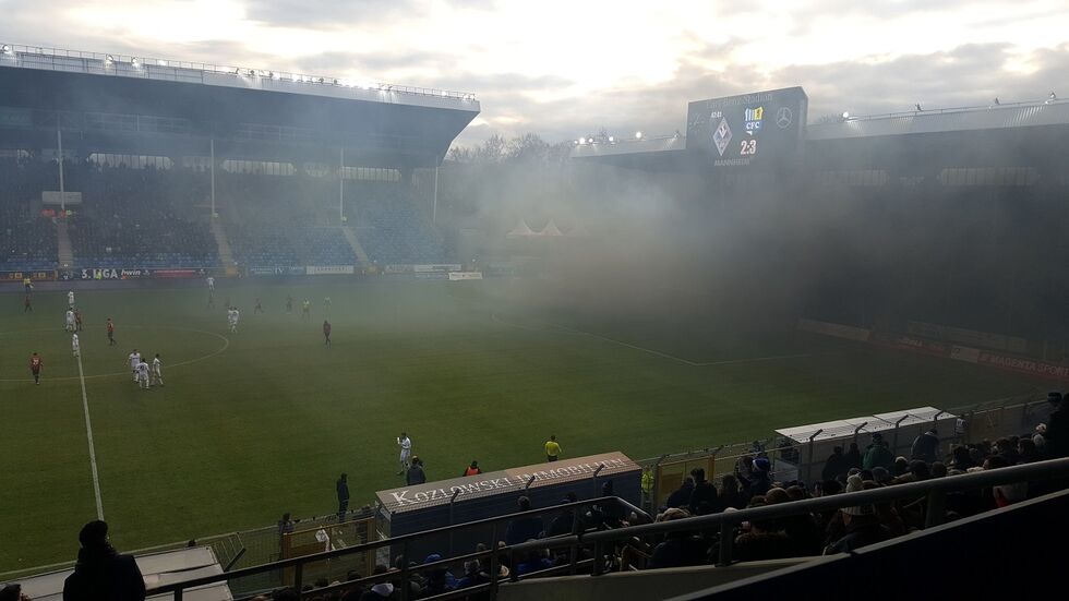 Der schwarze Rauch zog sich übers Spielfeld und über einige Teile der anderen Tribünen. (Foto: Redaktion) Der schwarze Rauch zog sich übers Spielfeld und über einige Teile der anderen Tribünen. (Foto: Redaktion)