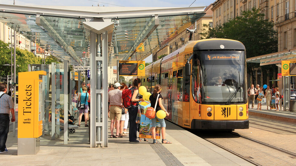 Fast jeder zweite Dresdner fährt mehrmals in der Woche mit den DVB