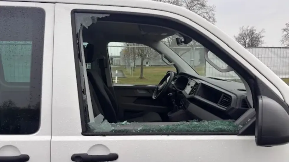 Die Ganoven haben ein Seitenfenster eingeschlagen. Die Ganoven haben ein Seitenfenster eingeschlagen.