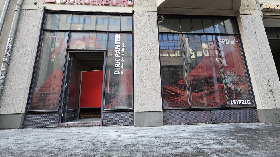 Die Front des SPD-Parteibüros wurde beschädigt.