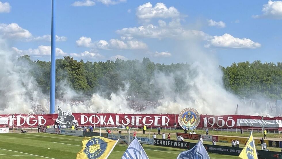 Die rund 2000 mitgereisten Aue-Fans machten von Beginn an mächtig Dampf. Die rund 2000 mitgereisten Aue-Fans machten von Beginn an mächtig Dampf.