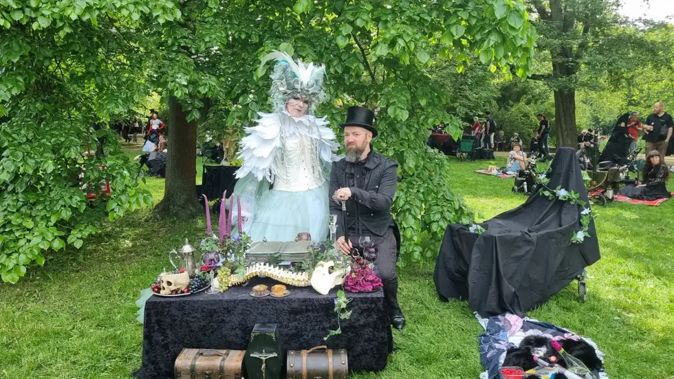 Das Kleid hat sich die stolze Trägerin selbst zusammengestellt und zusammengefügt.