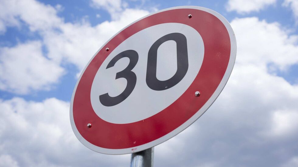 CDU, AfD und BSW haben in Leipzig trotz Mehrheit eine Stadtratsabstimmung um Tempo-30-Zonen knapp verloren (Symbolbild). CDU, AfD und BSW haben in Leipzig trotz Mehrheit eine Stadtratsabstimmung um Tempo-30-Zonen knapp verloren (Symbolbild).