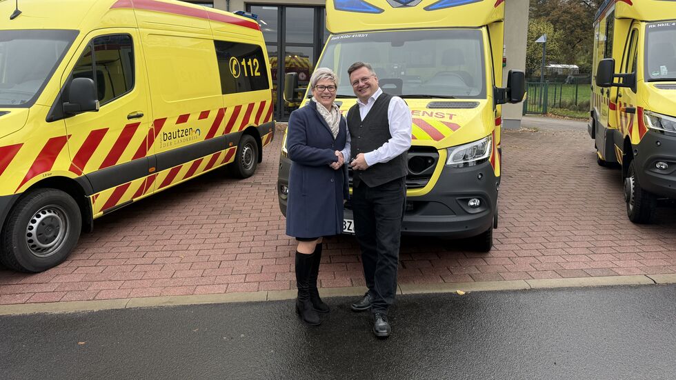 Dr. Romy Reinisch übergibt die Fahrzeugschlüssel an Uwe Ball von der Falck Notfallrettung- und Krankentransport GmbH. Dr. Romy Reinisch übergibt die Fahrzeugschlüssel an Uwe Ball von der Falck Notfallrettung- und Krankentransport GmbH.