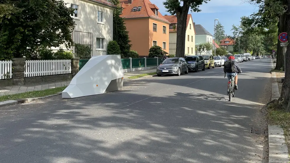 Ein weiterer dieser Blitzer-Anhänger ist in Dresden im Einsatz, der Neue hat allerdings eine grüne Farbe Ein weiterer dieser Blitzer-Anhänger ist in Dresden im Einsatz, der Neue hat allerdings eine grüne Farbe