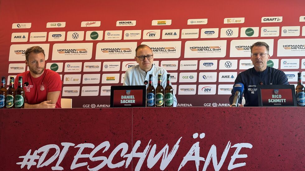 (v.l.) FSV-Kapitän Mike Könnecke, Pressesprecher Daniel Sacher und Cheftrainer Rico Schmitt (v.l.) FSV-Kapitän Mike Könnecke, Pressesprecher Daniel Sacher und Cheftrainer Rico Schmitt