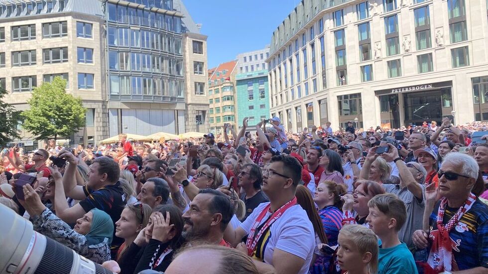 Fans bejubeln ihre Pokalhelden auf dem Burgplatz