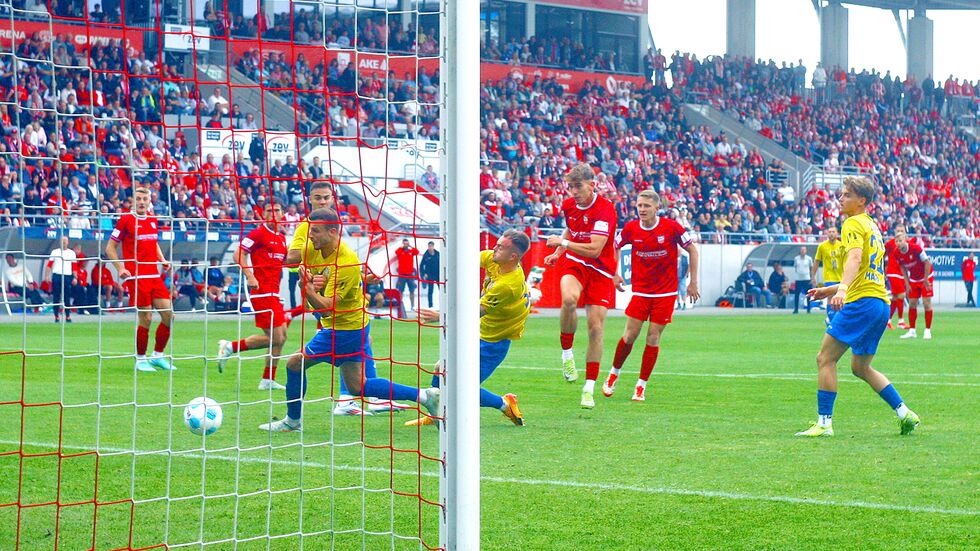 Lennert Möbius traf in der 80. Minute zur Führung für den FSV Zwickau Lennert Möbius traf in der 80. Minute zur Führung für den FSV Zwickau